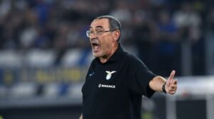 Sarri patteggia multa per attacchi agli arbitri dopo Lazio-Napoli: stesso destino per il dito medio?