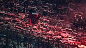 Altro striscione dei tifosi del Bayern. Questa volta nel mirino c'è il ministro Piantedosi