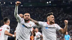 L'autogol di Mancini risponde alla rete di Dybala: Siviglia-Roma 1-1, si va ai supplementari
