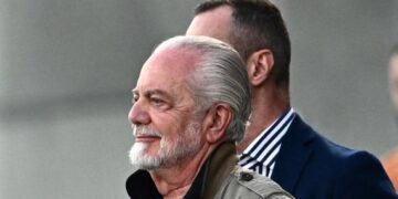 De Laurentiis: "Non vendo il Napoli neanche per 2,5 miliardi di euro. Nel 2018 no a 900 milioni" 4 Carraro: "I 20 anni di presidenza di De Laurentiis sono stati assolutamente straordinari"