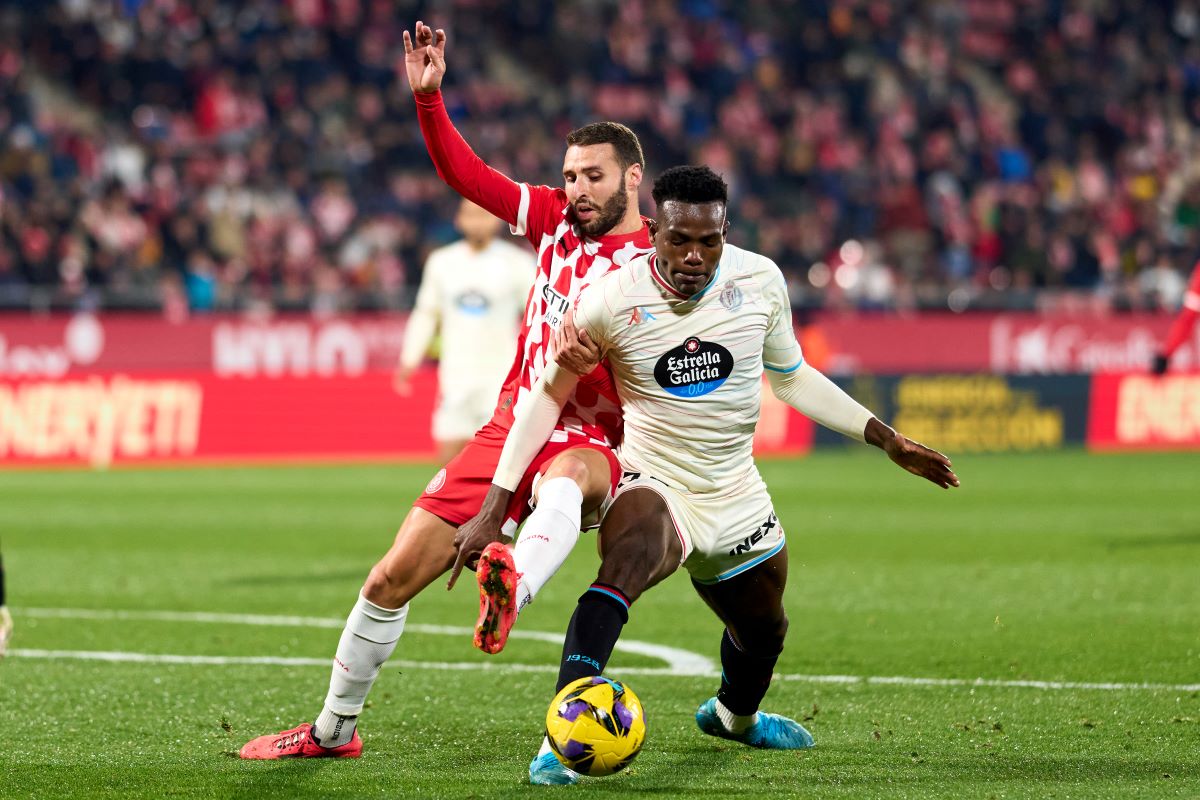 GIRONA, SPAIN - DECEMBER 20: Abel Ruiz of Girona FC and Juma Bah of Real Valladolid CF battle for the ball during the LaLiga EA Sports match between Girona FC and Real Valladolid CF at Montilivi Stadium on December 20, 2024 in Girona, Spain. (Photo by Alex Caparros/Getty Images)