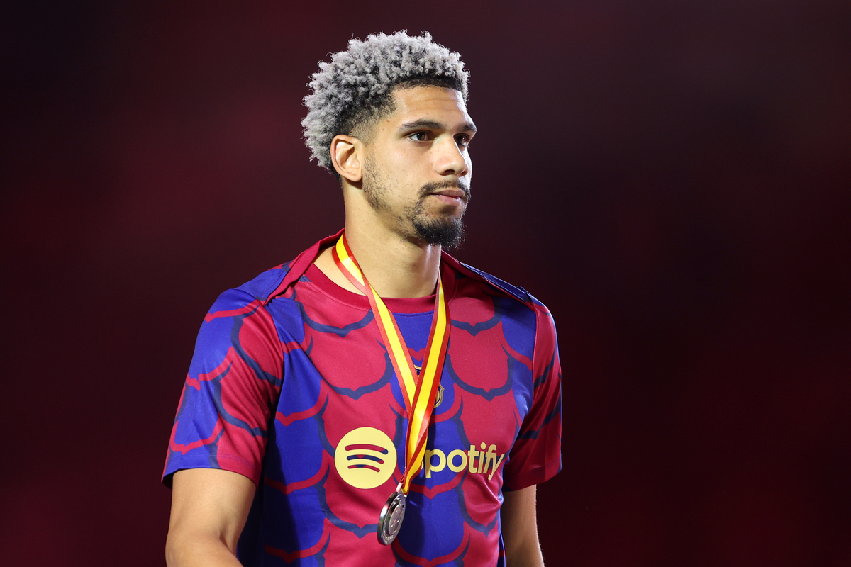 Ronald Araujo of FC Barcelona looks dejected with his runners-up medal after the team's defeat in the Super Copa de España Final match between Real Madrid and FC Barcelona on January 14, 2024 in Riyadh, Saudi Arabia. (Photo by Yasser Bakhsh/Getty Images)