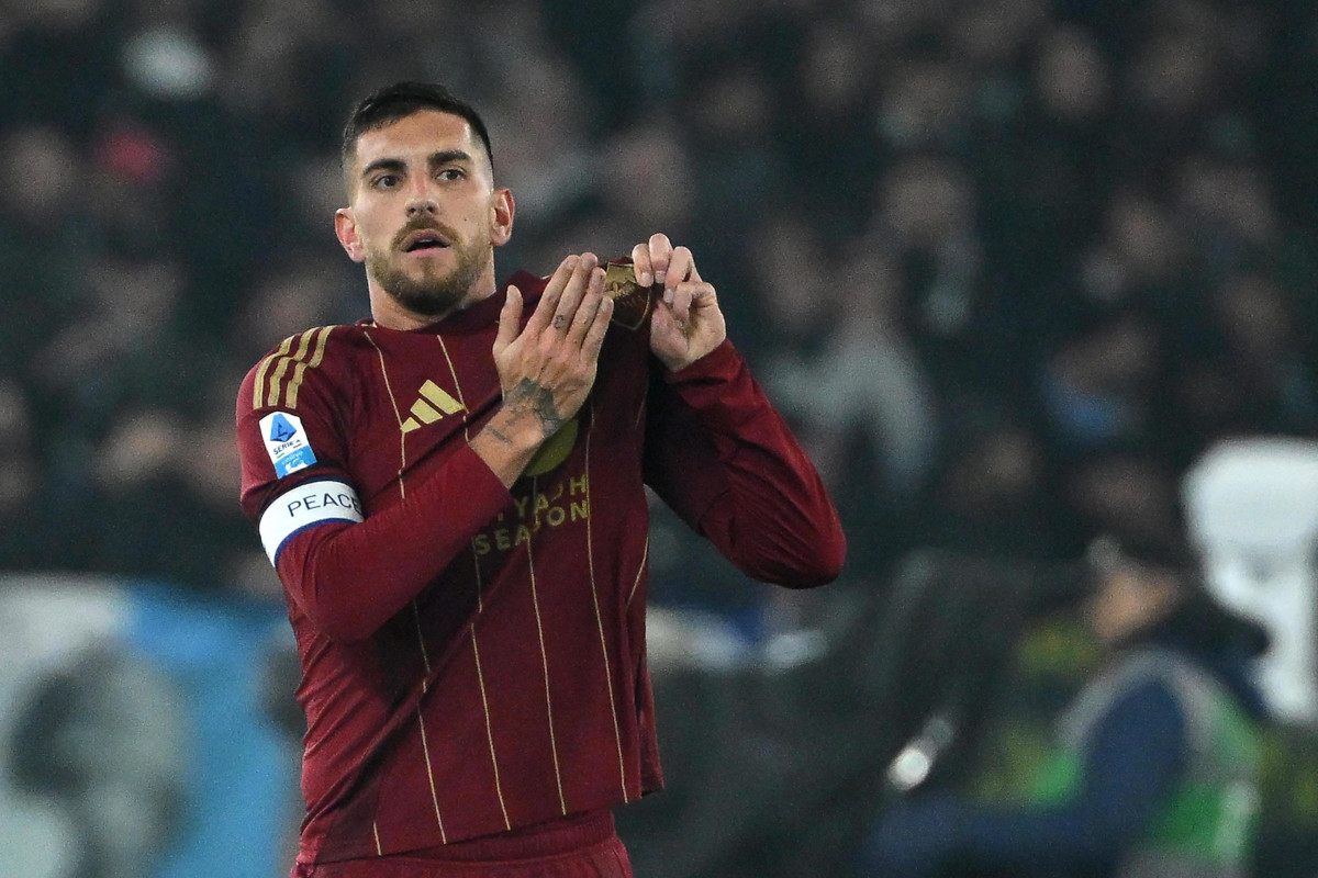 epa11807765 AS Roma's Lorenzo Pellegrini celebrates after scoring the 1-0 goal during the Italian Serie A soccer match between AS Roma and SS Lazio, in Rome, Italy, 05 January 2025. EPA-EFE/ETTORE FERRARI