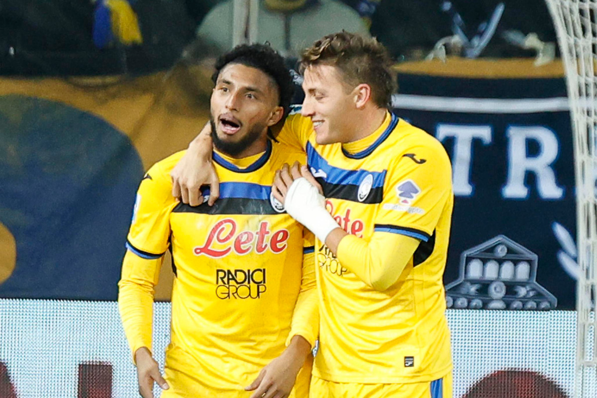 epa11737280 Atalanta's Jose Dos Santos Ederson jubilates with Mateo Retegui after scoring during the Italian Serie A soccer match Parma Calcio vs Atalanta BC at Ennio Tardini stadium in Parma, Italy, 23 November 2024. EPA-EFE/SERENA CAMPANINI