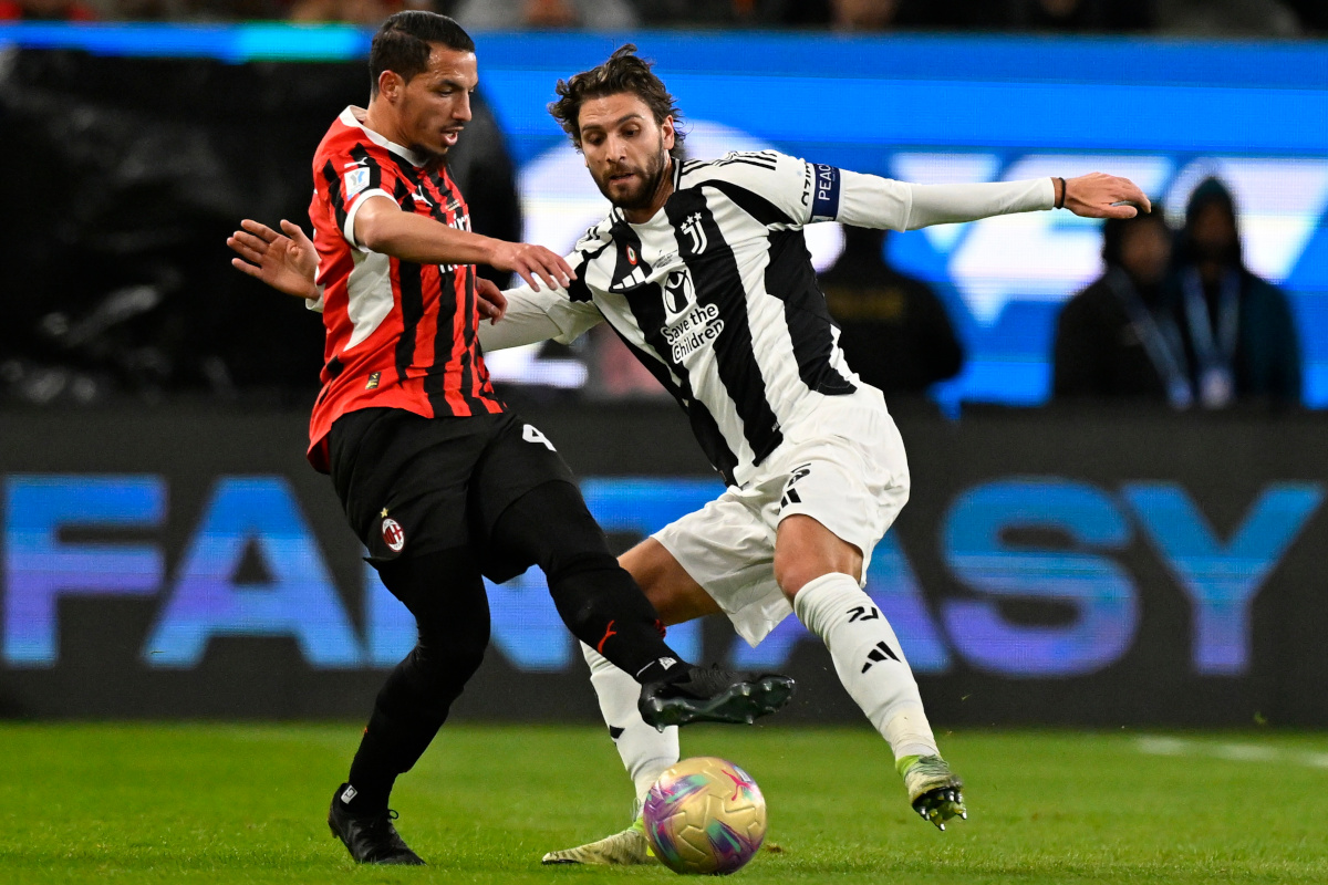 epa11804086 AC Milan's Ismael Bennacer (L) in action against Juventus' Manuel Locatelli (R) during the Supercoppa Italiana semi-final match between Juventus FC and AC Milan, in Riyadh, Saudi Arabia, 03 January 2025. EPA-EFE/STR