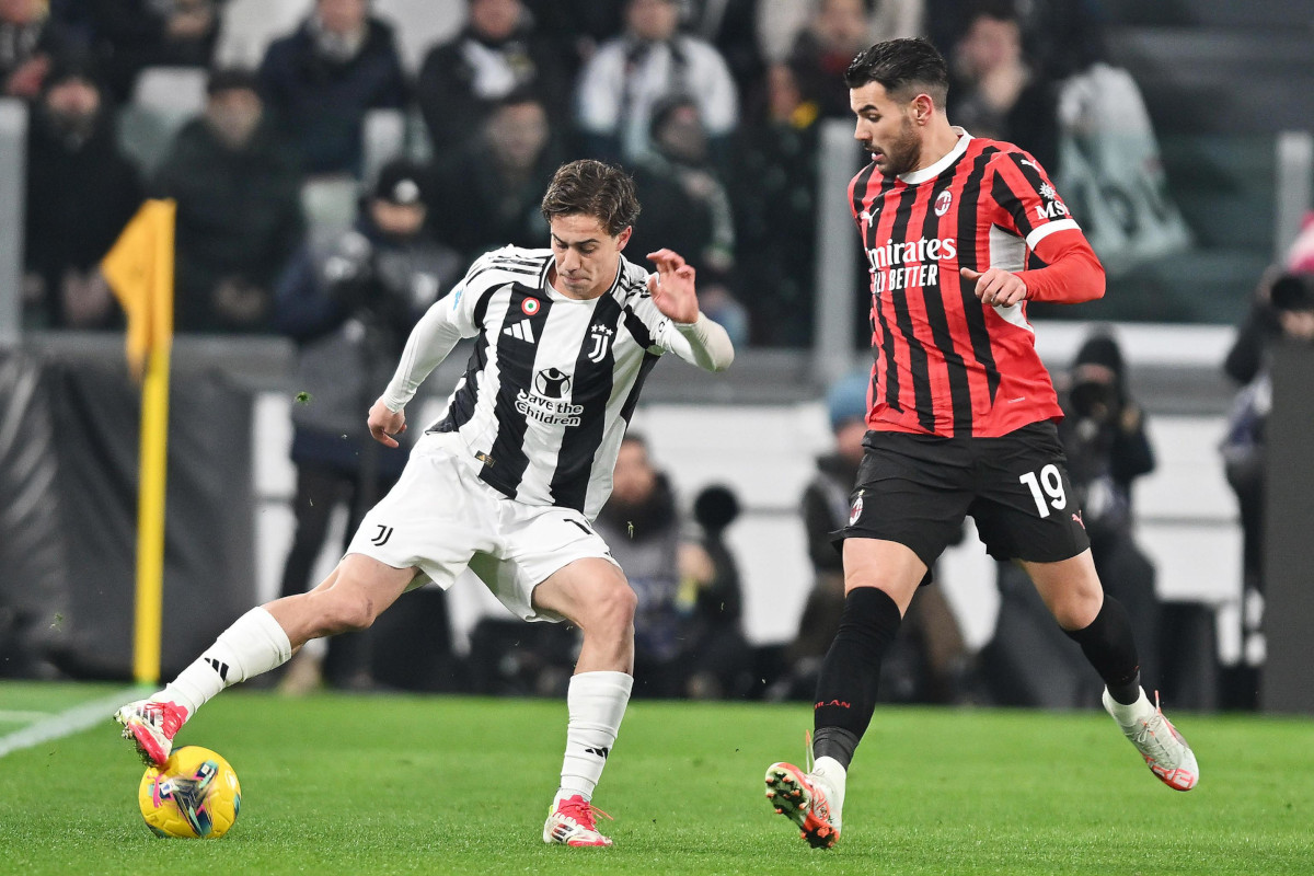 epa11834485 Juventus' Kenan Yildiz and Milan's Theo Hernandez in action during the Italian Serie A soccer match between Juventus FC and AC Milan, in Turin, Italy, 18 January 2025. EPA-EFE/ALESSANDRO DI MARCO