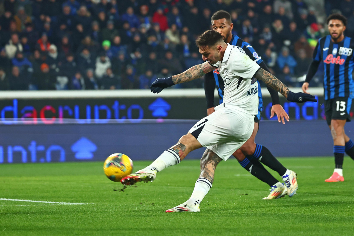 epa11834866 Napolis Matteo Politano scores the 1-1 goal during the Italian Serie A soccer match between Atalanta BC and SSC Napoli in Bergamo, Italy, 18 January 2025. EPA-EFE/MICHELE MARAVIGLIA