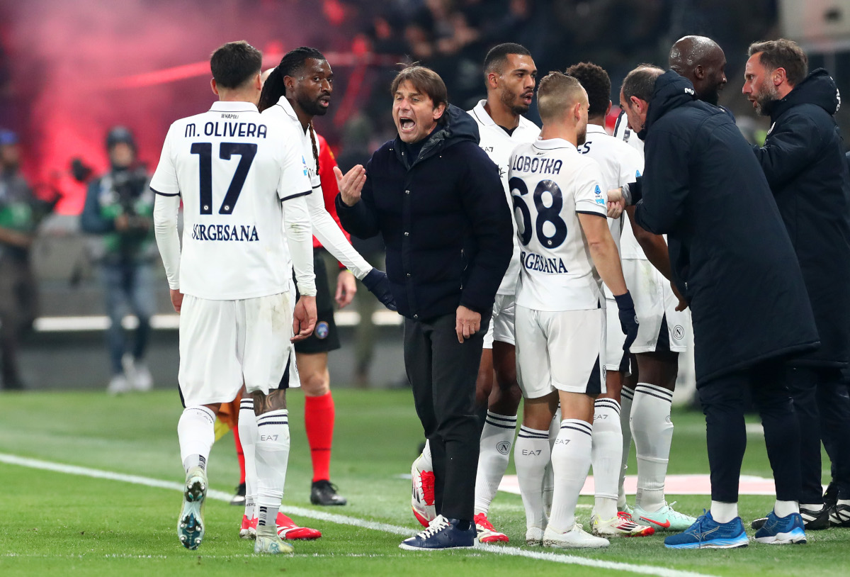 BERGAMO, ITALY - JANUARY 18: Antonio Conte, Head Coach of Napoli, gives the team instructions during the Serie A match between Atalanta and Napoli at Gewiss Stadium on January 18, 2025 in Bergamo, Italy. (Photo by Marco Luzzani/Getty Images)