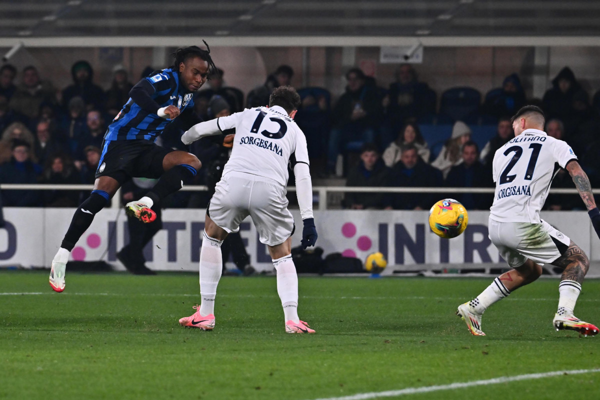 epa11834922 Atalanta's Ademola Lookman scores the 2-2 goal during the Italian Serie A soccer match between Atalanta BC and SSC Napoli in Bergamo, Italy, 18 January 2025. EPA-EFE/MICHELE MARAVIGLIA