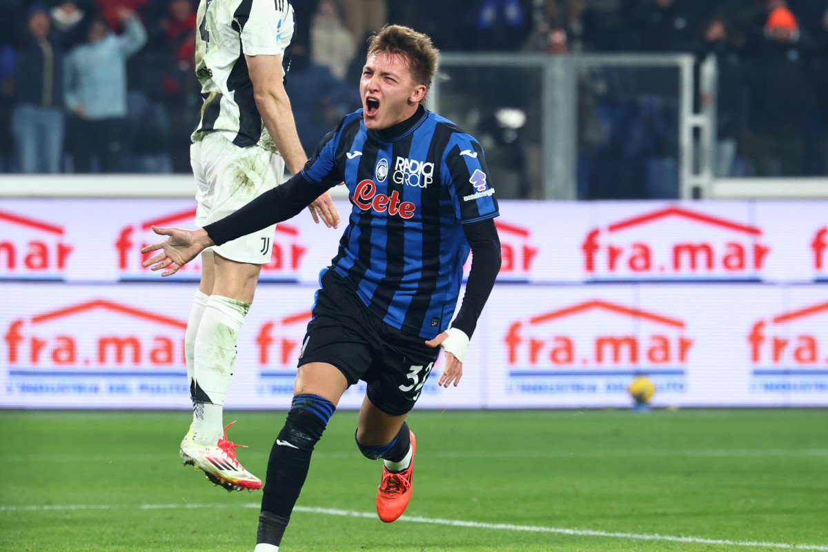 BERGAMO, ITALY - JANUARY 14: Mateo Retegui of Atalanta BC celebrates after scoring his team's first goal (1-1) during the Serie A match between Atalanta and Juventus at Gewiss Stadium on January 14, 2025 in Bergamo, Italy. (Photo by Francesco Scaccianoce/Getty Images)