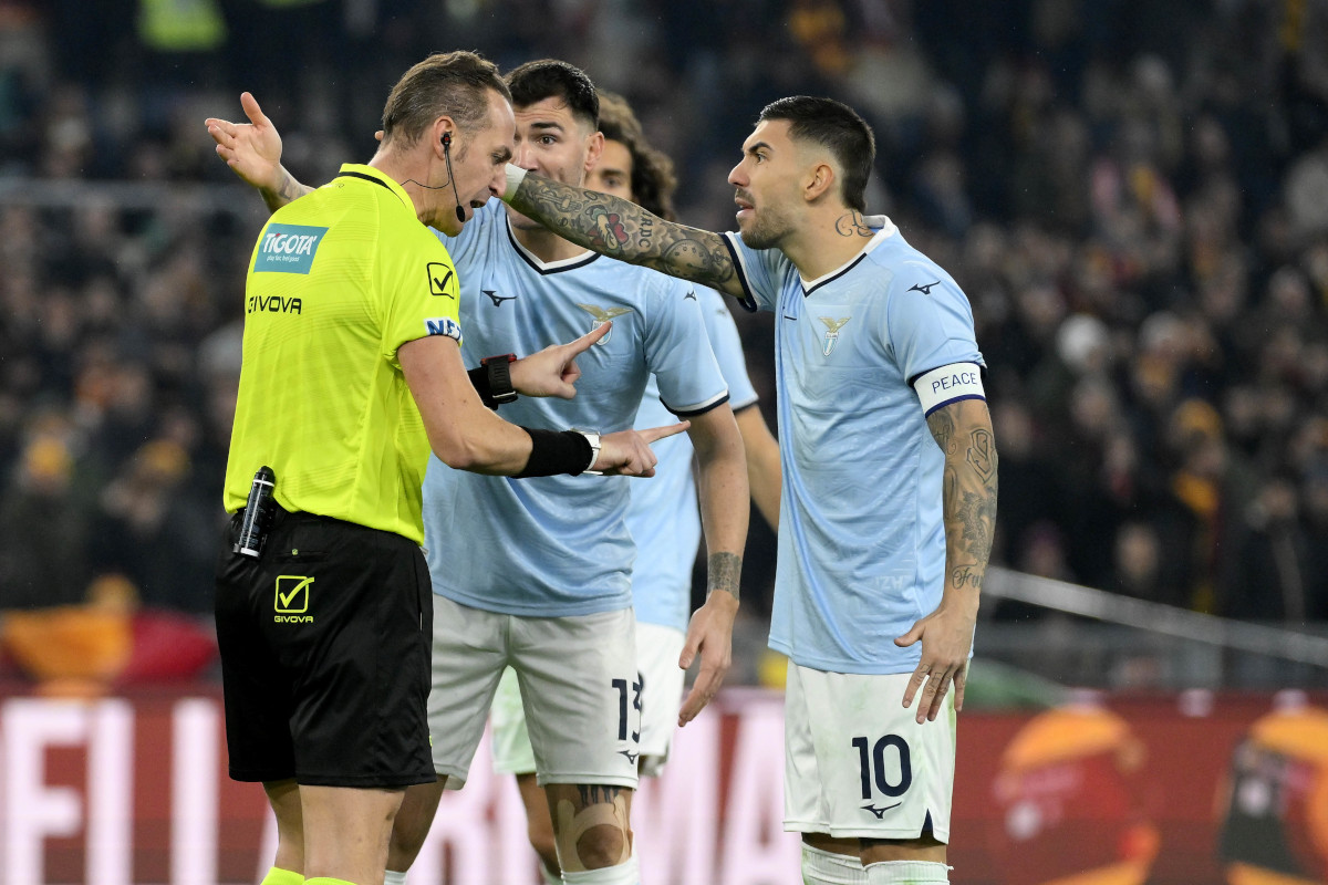 ROME, ITALY - JANUARY 05: The referee Luca Pairetto and Mattia Zaccagni of SS Lazio reacts during the Serie match between Roma and Lazio at Stadio Olimpico on January 05, 2025 in Rome, Italy. (Photo by Marco Rosi - SS Lazio/Getty Images)