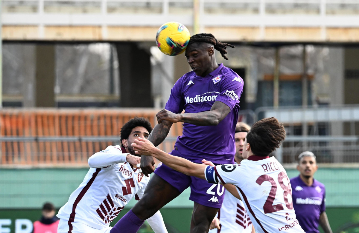 epa11836016 Fiorentina's forward Moise Kean (C) scores the 1-0 goal during the Italian Serie A soccer match ACF Fiorentina vs Torino FC at Artemio Franchi Stadium in Florence, Italy, 19 January 2025.  EPA-EFE/CLAUDIO GIOVANNINI