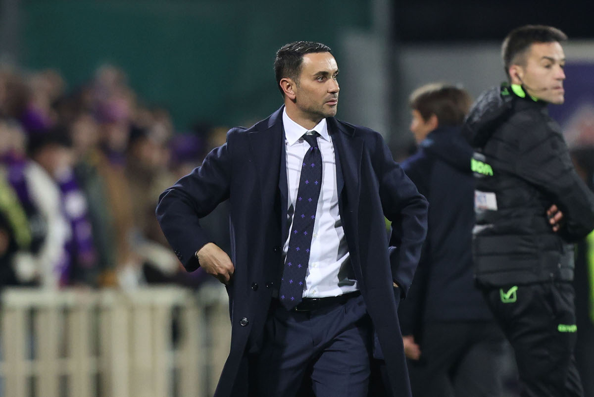 FLORENCE, ITALY - JANUARY 4: Head coach Raffaele Palladino manager of ACF Fiorentina looks on during the Serie A match between Fiorentina and Napoli at Stadio Artemio Franchi on January 4, 2025 in Florence, Italy. (Photo by Gabriele Maltinti/Getty Images)