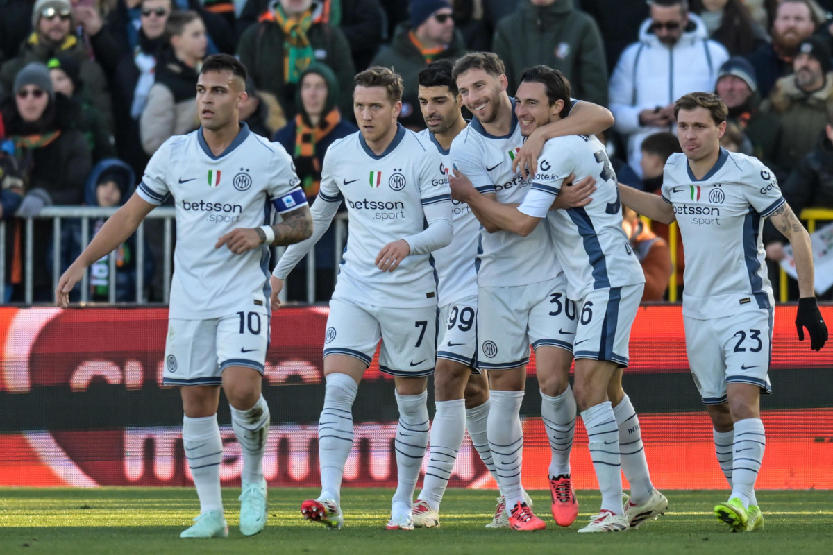 epa11820242 Inter's players celebrate after scoring the 0-1 goal during the Italian Serie A soccer match between Venezia FC and Inter Milan in Venice, Italy, 12 January 2025. EPA-EFE/Alessio Marini