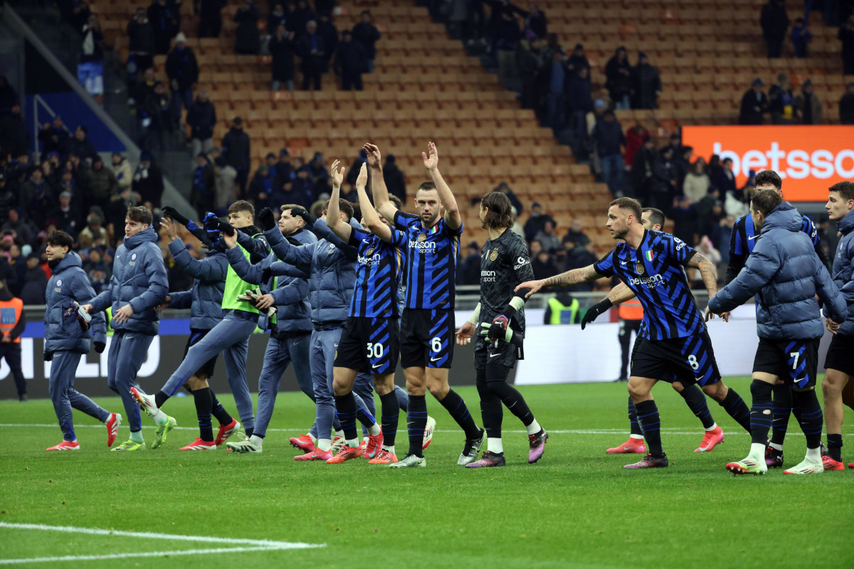 epa11837467 Players of Inter greet their supporters after winning the Italian Serie A soccer match between FC Inter and Empoli FC, in Milan, Italy, 19 January 2025.  EPA-EFE/MATTEO BAZZI