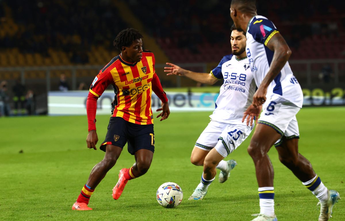 LECCE, ITALY - OCTOBER 29: Patrick Dorgu of Lecce competes for the ball with Reda Belahyane of Verona during the Serie A match between Lecce and Verona at Stadio Via del Mare on October 29, 2024 in Lecce, Italy. (Photo by Maurizio Lagana/Getty Images)