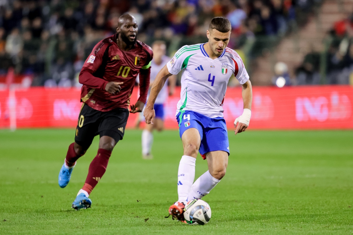 epa11721517 Romelu Lukaku of Belgium (L) and Alessandro Buongiorno of Italy (R) in action during the UEFA Nations League soccer match between Belgium and Italy in Brussels, Belgium, 14 November 2024. EPA-EFE/OLIVIER MATTHYS