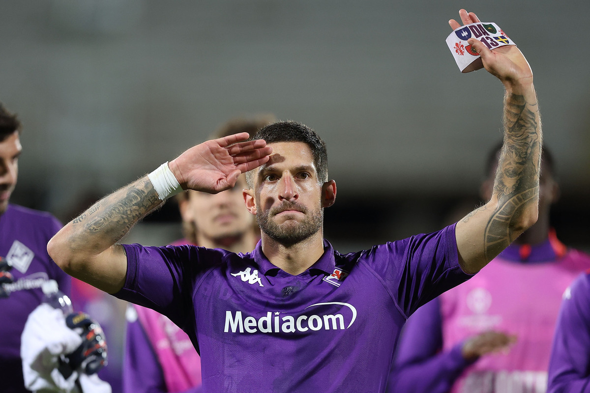 Cristiano Biraghi of ACF Fiorentina applauds the fans after the UEFA Conference League 2024/25 League Phase MD1 match between ACF Fiorentina and The New Saints FC at Stadio Artemio Franchi on October 3, 2024 in Florence, Italy. (Photo by Gabriele Maltinti/Getty Images)