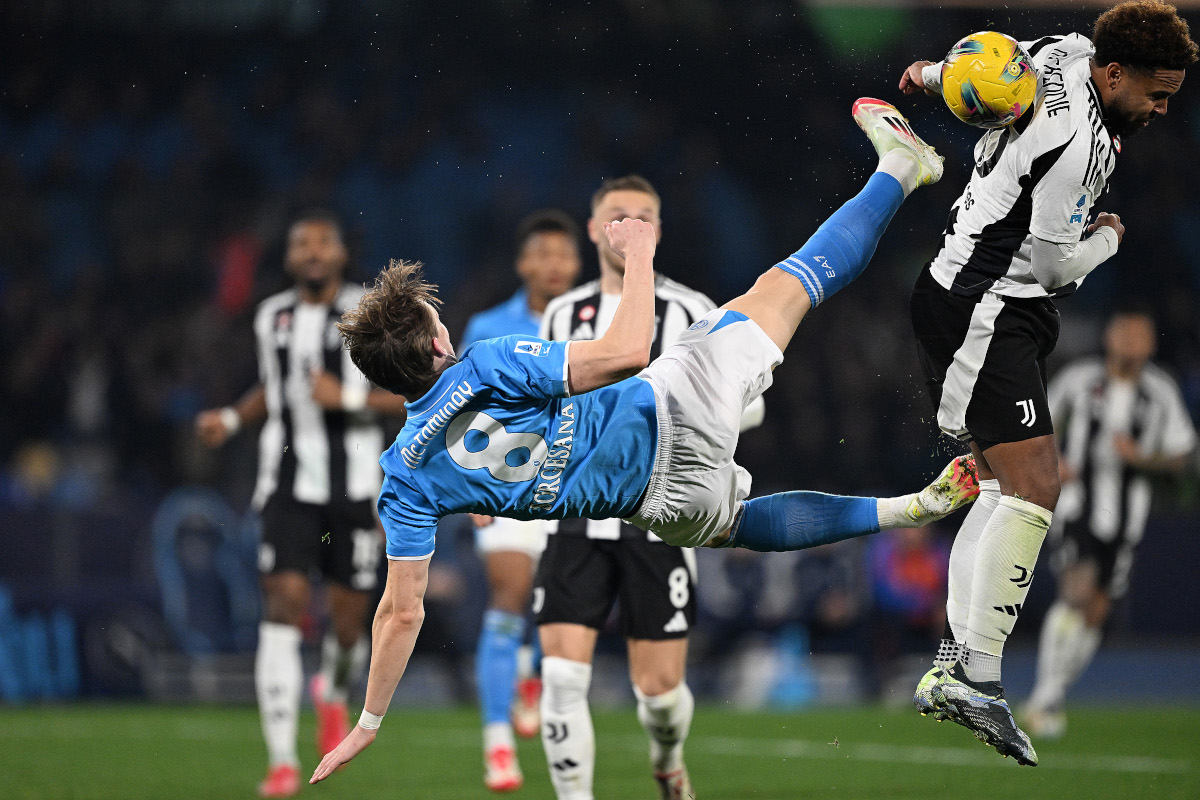 NAPLES, ITALY - JANUARY 25: Scott McTominay of Napoli battles for possession with Weston McKennie of Juventus during the Serie A match between Napoli and Juventus at Stadio Diego Armando Maradona on January 25, 2025 in Naples, Italy. (Photo by Francesco Pecoraro/Getty Images)