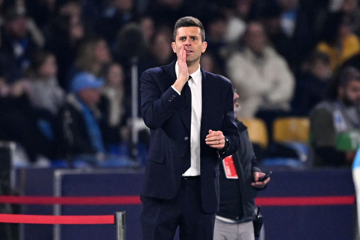 NAPLES, ITALY - JANUARY 25: Thiago Motta Juventus head coach gives instructions during the Serie A match between Napoli and Juventus at Stadio Diego Armando Maradona on January 25, 2025 in Naples, Italy. (Photo by Francesco Pecoraro/Getty Images)