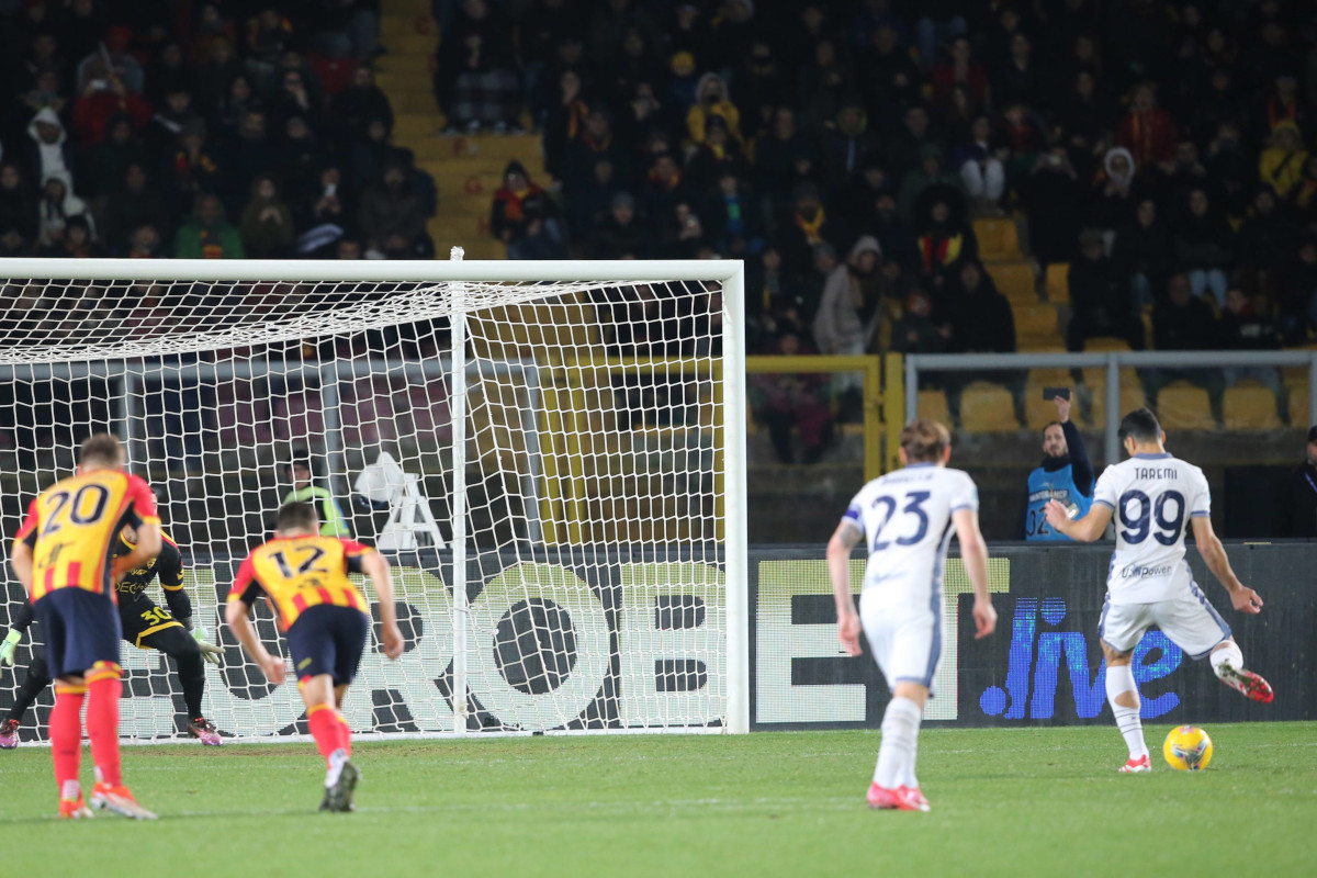 epa11855415 FC Inter's Mehdi Taremi (R) scores the 4-0 lead from the penalty spot during the Italian Serie A soccer match between US Lecce and FC Inter at the Via del Mare stadium in Lecce, Italy, 26 January 2025. EPA-EFE/ABBONDANZA SCURO LEZZI