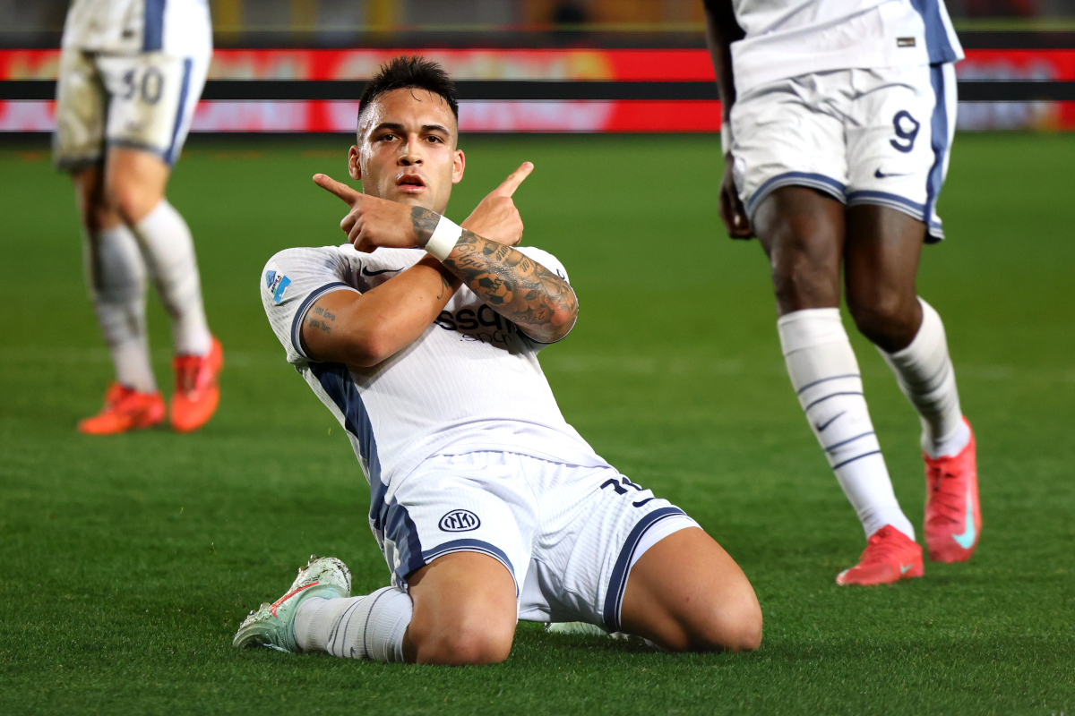 LECCE, ITALY - JANUARY 26: Lautaro Martinez of Inter celebrates after scoring his team's second goal during the Serie A match between Lecce and FC Internazionale at Stadio Via del Mare on January 26, 2025 in Lecce, Italy. (Photo by Maurizio Lagana/Getty Images)