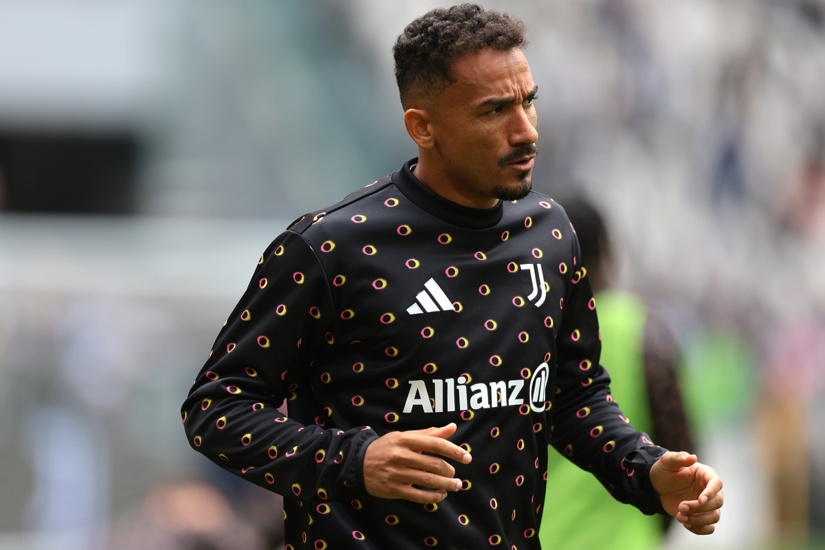 Danilo of Juventus during the warm up prior to the Serie A match between Juventus FC and Cagliari Calcio at Allianz Stadium on October 06, 2024 in Turin, Italy. (Photo by Jonathan Moscrop/Getty Images)