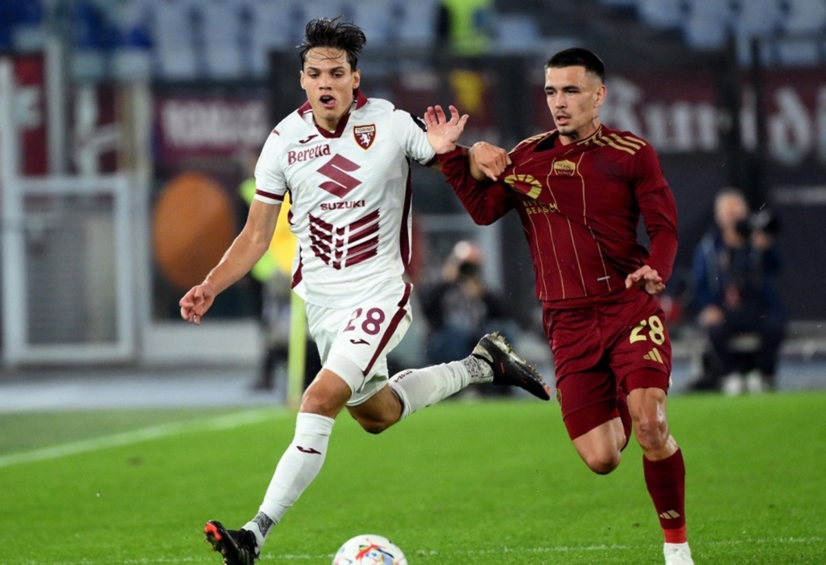 AS Roma's Enzo Le Fee (R) vies for the ball with FC Torino's Samuele Ricci during the Italian Serie A soccer match between AS Roma and FC Torino at the Olimpico stadium in Rome, Italy, 31 October 2024. EPA-EFE/ETTORE FERRARI