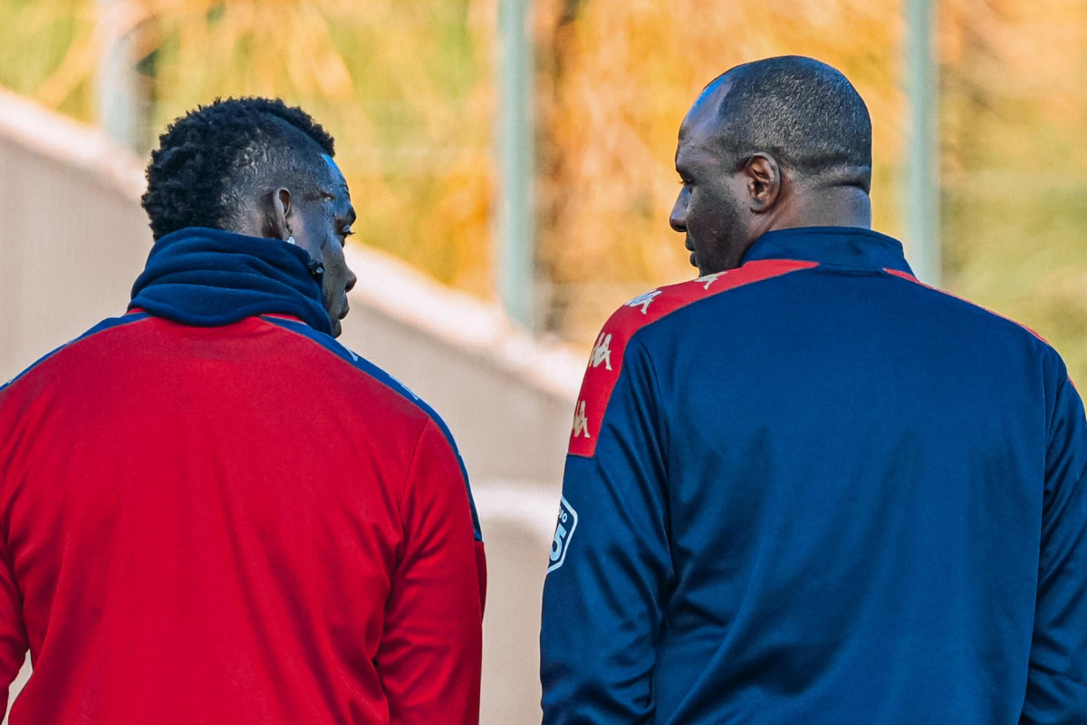 epa11731584 A handout photo made available by Genoa CFC of Mario Balotelli (L) and Patrick Vieira (R), the new head coach of Genoa, during his first training with the team in Genoa, Italy, 20 November 2024. EPA-EFE/GENOA CFC PRESS OFFICE