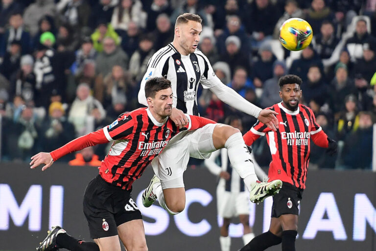 epa11834484 Juventus' Teun Koopmeiners and Milan's Matteo Gabbia in action during the Italian Serie A soccer match between Juventus FC and AC Milan, in Turin, Italy, 18 January 2025. EPA-EFE/ALESSANDRO DI MARCO
