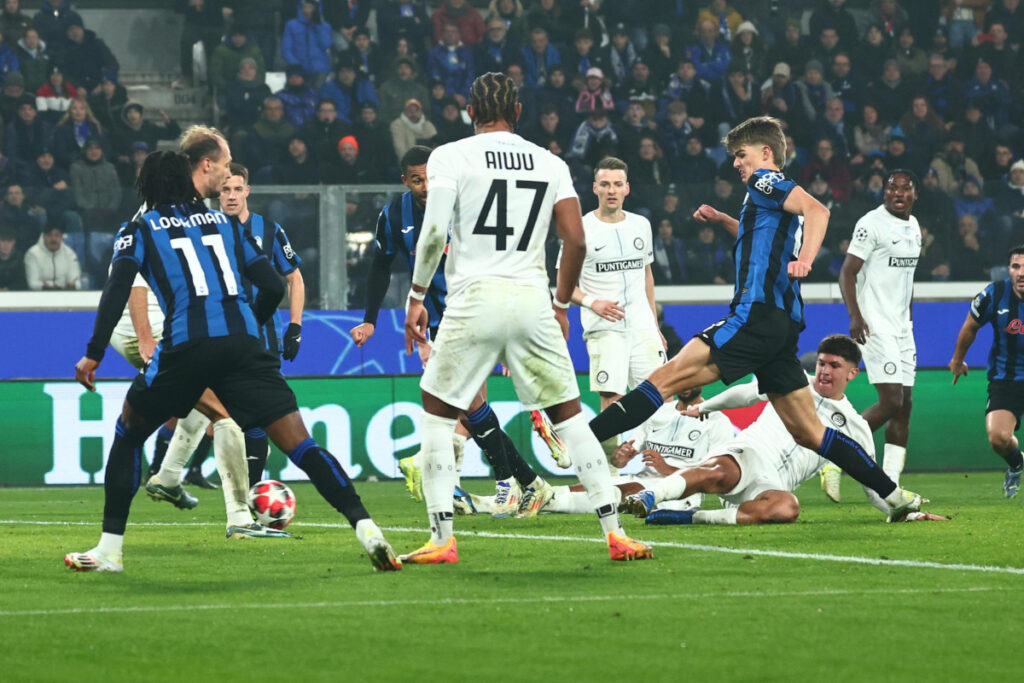 epa11842755 Atalanta's Charles De Ketelaere scores the 3-0 lead during the UEFA Champions League soccer match between Atalanta BC and SK Sturm Graz at Bergamo Stadium in Bergamo, Italy, 21 January 2025. EPA-EFE/MICHELE MARAVIGLIA