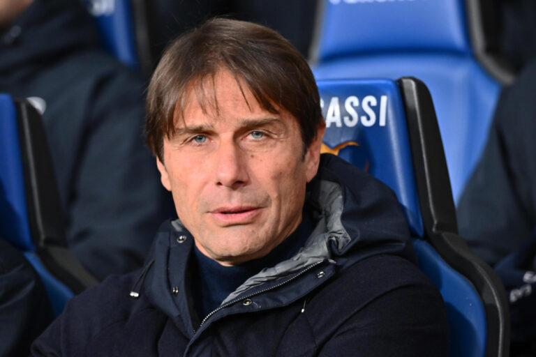 epa11834807 Napoli's coach Antonio Conte looks on during the Italian Serie A soccer match between Atalanta BC and SSC Napoli in Bergamo, Italy, 18 January 2025. EPA-EFE/MICHELE MARAVIGLIA