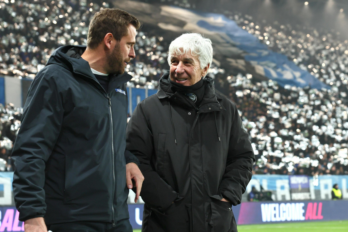 epa11842659 Atalanta's coach Gian Piero Gasperini (R) and Sturm Graz's coach Jurgen Saumel interact during the UEFA Champions League soccer match between Atalanta BC and SK Sturm Graz at Bergamo Stadium in Bergamo, Italy, 21 January 2025. EPA-EFE/MICHELE MARAVIGLIA