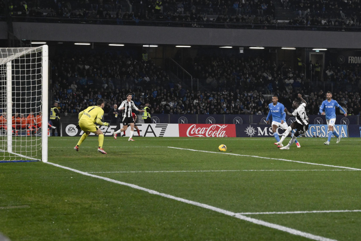 epa11852696 Juventus’ forward Randal Kolo Muani scores a goal during the Italian Serie A soccer match SSC Napoli vs Juventus Football Club at Diego Armando Maradona stadium in Naples, Italy, 25 January 2025. EPA-EFE/CIRO FUSCO