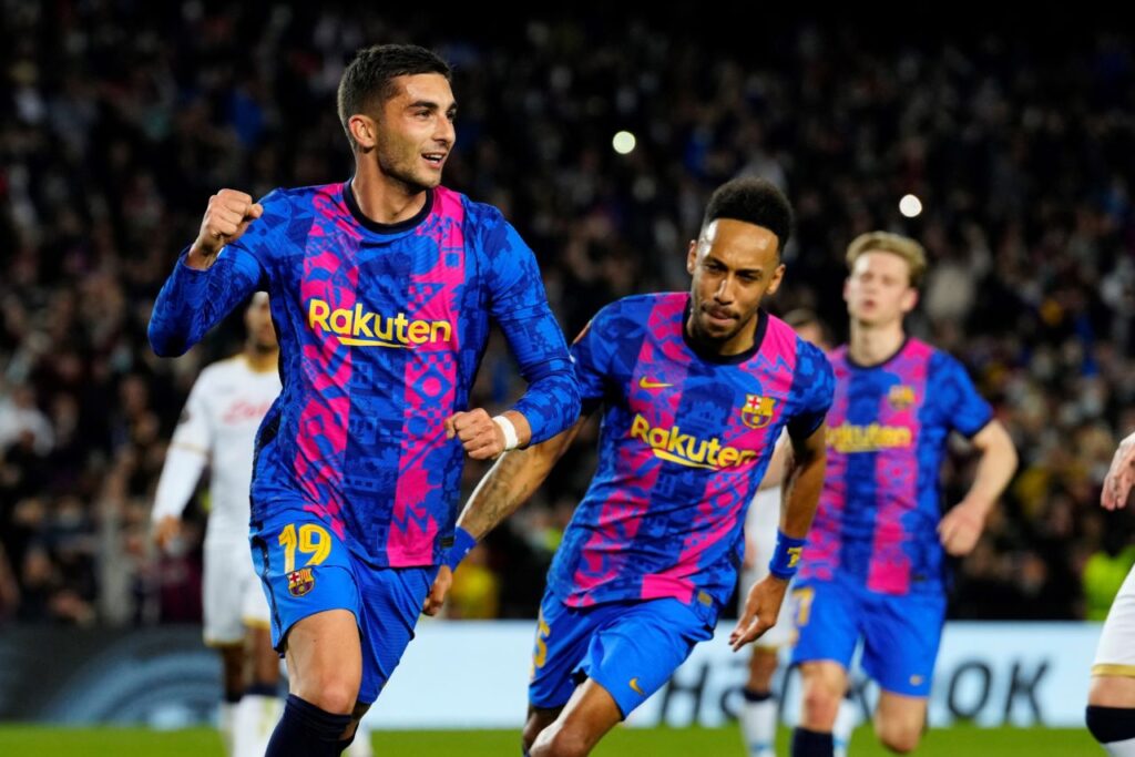 epa09767287 FC Barcelona's striker Ferran Torres (L) celebrates after scoring the 1-1 tier during the UEFA Europa League play-off first leg soccer match between FC Barcelona and SSC Napoli at Camp Nou stadium in Barcelona, Spain, 17 February 2022. EPA-EFE/ENRIC FONTCUBERTA
