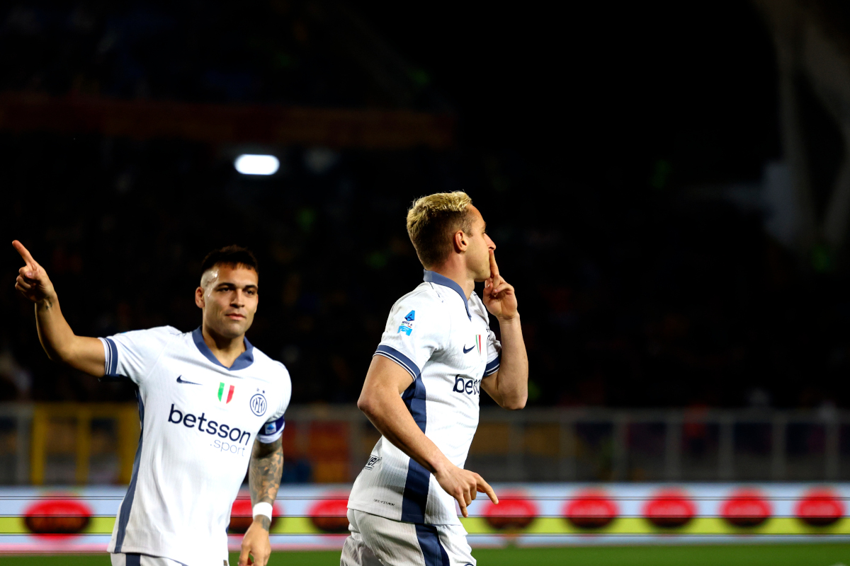 LECCE, ITALY - JANUARY 26: Davide Frattesi (R) of FC Internazionale celebrates after scoring his team's first goal during the Serie A match between Lecce and FC Internazionale at Stadio Via del Mare on January 26, 2025 in Lecce, Italy. (Photo by Maurizio Lagana/Getty Images)