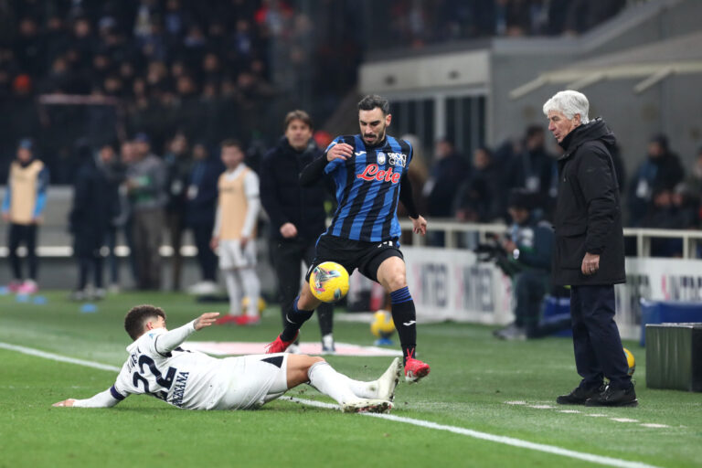 BERGAMO, ITALY - JANUARY 18: Giovanni Di Lorenzo of Napoli is challenged by Matteo Ruggeri of Atalanta as Gian Piero Gasperini, Head Coach of Atalanta, looks on during the Serie A match between Atalanta and Napoli at Gewiss Stadium on January 18, 2025 in Bergamo, Italy. (Photo by Marco Luzzani/Getty Images)