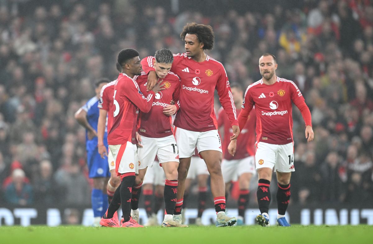 MANCHESTER, ENGLAND - NOVEMBER 10: Alejandro Garnacho of Manchester United celebrates scoring his team's third goal with Amad Diallo and Joshua Zirkzee during the Premier League match between Manchester United FC and Leicester City FC at Old Trafford on November 10, 2024 in Manchester, England. (Photo by Michael Regan/Getty Images)