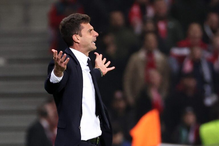 epa11703986 Thiago Motta, head coach of Juventus gestures during the UEFA Champions League league phase match between Lille OSC and Juventus FC, in Lille, France, 05 November 2024. EPA-EFE/CHRISTOPHE PETIT TESSON