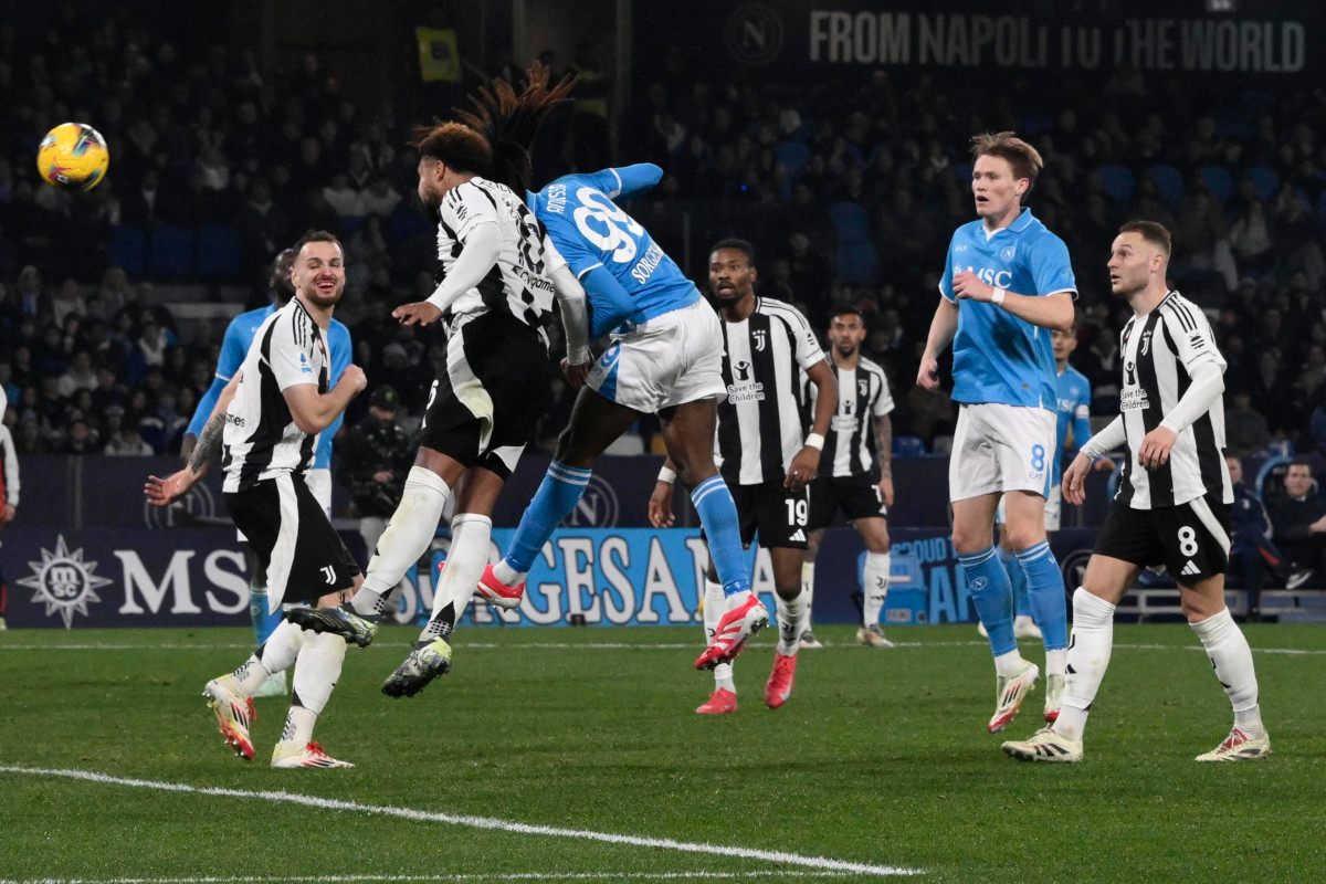 epa11852751 Napoli's Frank Anguissa scores a goal during the Italian Serie A soccer match SSC Napoli vs Juventus Football Club at Diego Armando Maradona stadium in Naples, Italy, 25 January 2025. EPA-EFE/CIRO FUSCO