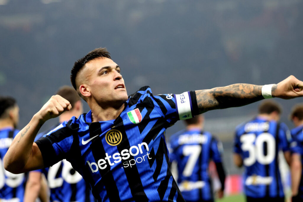 epa11837435 Inter Milan's Lautaro Martinez celebrates after scoring the 1-0 goal during the Italian Serie A soccer match between FC Inter and Empoli FC, in Milan, Italy, 19 January 2025. EPA-EFE/MATTEO BAZZI