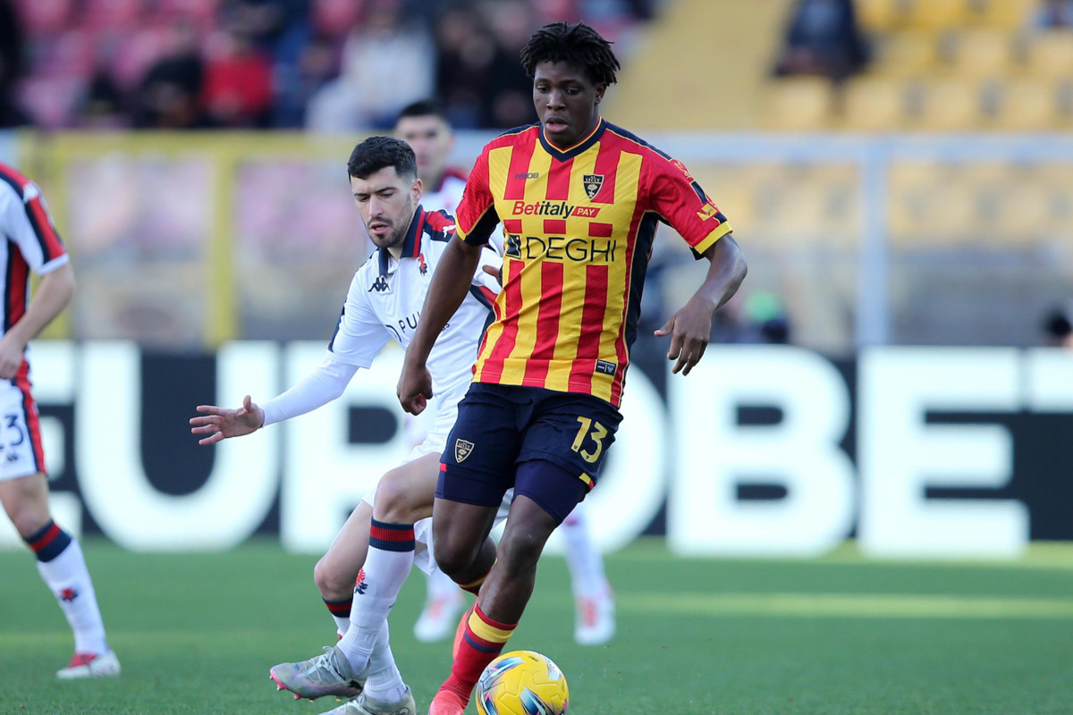 epa11807320 US Lecce's Patrick Dorgu (R) and FC Genoa's Martin Caricol (L) in action during the Italian Serie A soccer match US Lecce vs FC Genoa at the Via del Mare stadium in Lecce, Italy, 05 January 2025. EPA-EFE/ABBONDANZA SCURO LEZZI