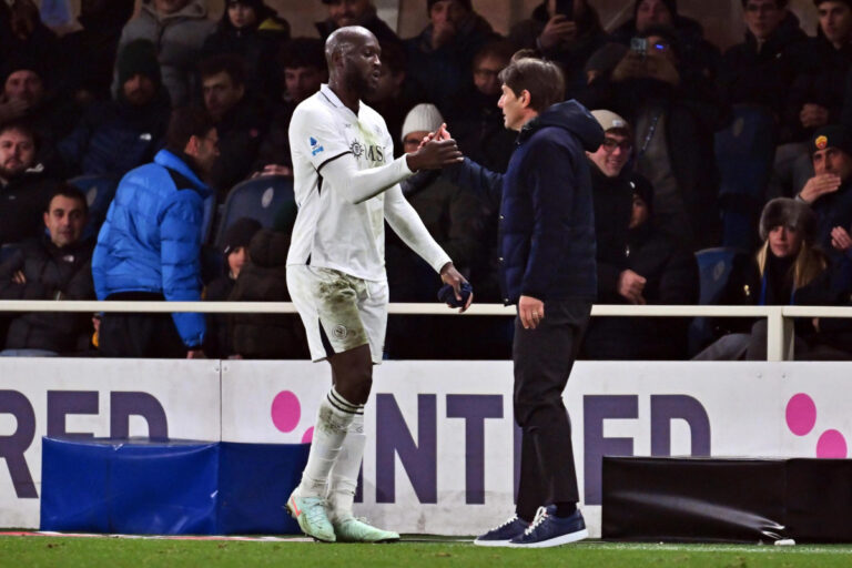 epa11834999 Napolis Romelu Lukaku shakes hands with his coach Antonio Conte during the Italian Serie A soccer match between Atalanta BC and SSC Napoli in Bergamo, Italy, 18 January 2025. EPA-EFE/MICHELE MARAVIGLIA