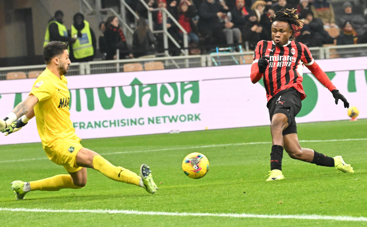 epa11755404 Milan’s Samuel Chukwueze (R) scores the 1-0 goal during the Italian Coppa Italia cup match between AC Milan and Sassuolo Calcio in Milan, Italy, 03 December 2024. EPA-EFE/Daniel Dal Zennaro