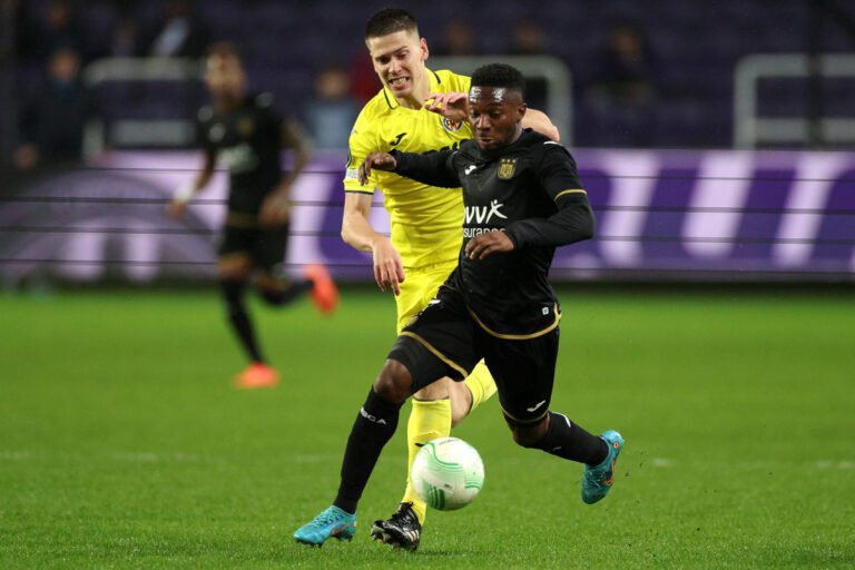 BRUSSELS, BELGIUM - MARCH 09: Francis Amuzu of Anderlecht battles for the ball with Juan Foyth of Villarreal during the UEFA Europa Conference League round of 16 leg one match between RSC Anderlecht and Villarreal CF at Constant Vanden Stock Stadium on March 09, 2023 in Brussels, Belgium. (Photo by Dean Mouhtaropoulos/Getty Images)