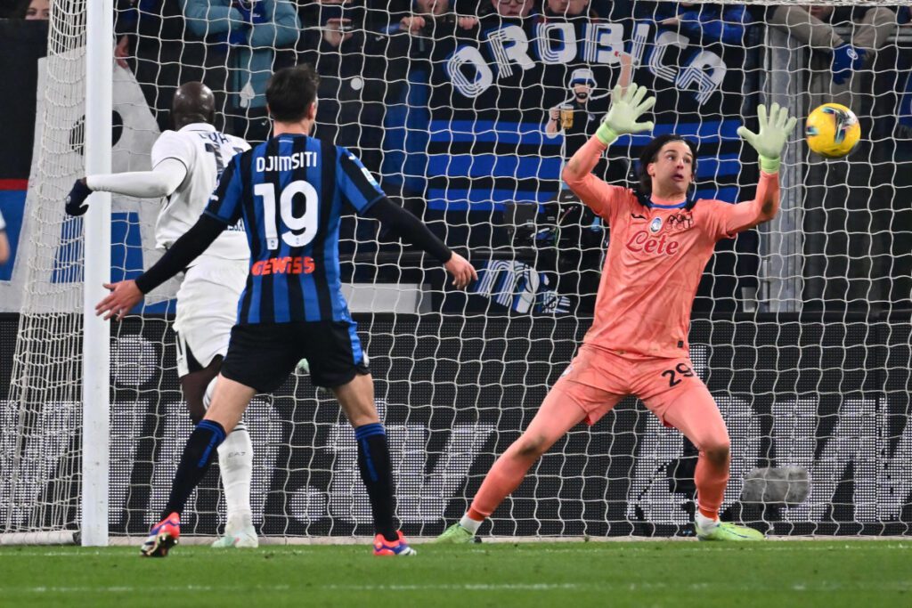 epa11834998 Napolis Romelu Lukaku (L) scores the 2-3 goal during the Italian Serie A soccer match between Atalanta BC and SSC Napoli in Bergamo, Italy, 18 January 2025. EPA-EFE/MICHELE MARAVIGLIA