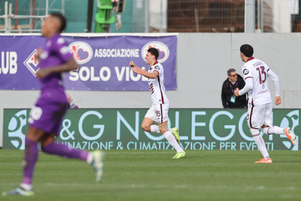 epa11836267 Torino's midfielder Gvidas Gineitis (C) celebrates after scoring the 1-1 goal during the Italian Serie A soccer match ACF Fiorentina vs Torino FC at Artemio Franchi Stadium in Florence, Italy, 19 January 2025. EPA-EFE/CLAUDIO GIOVANNINI