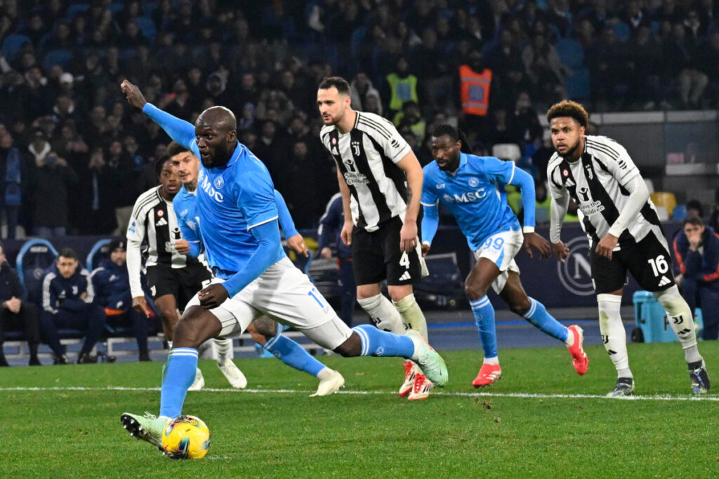 epa11852799 Napoli's forward Romelu Lukaku scores during the Italian Serie A soccer match SSC Napoli vs Juventus Football Club at Diego Armando Maradona stadium in Naples, Italy, 25 January 2025. EPA-EFE/CIRO FUSCO