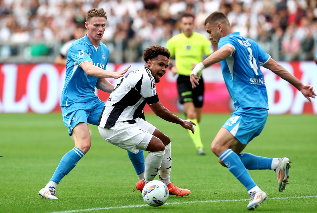 TURIN, ITALY - SEPTEMBER 21: Weston McKennie of Juventus is challenged by Scott McTominay and Alessandro Buongiorno of Napoli during the Serie A match between Juventus and Napoli at Allianz Stadium on September 21, 2024 in Turin, Italy. (Photo by Marco Luzzani/Getty Images)