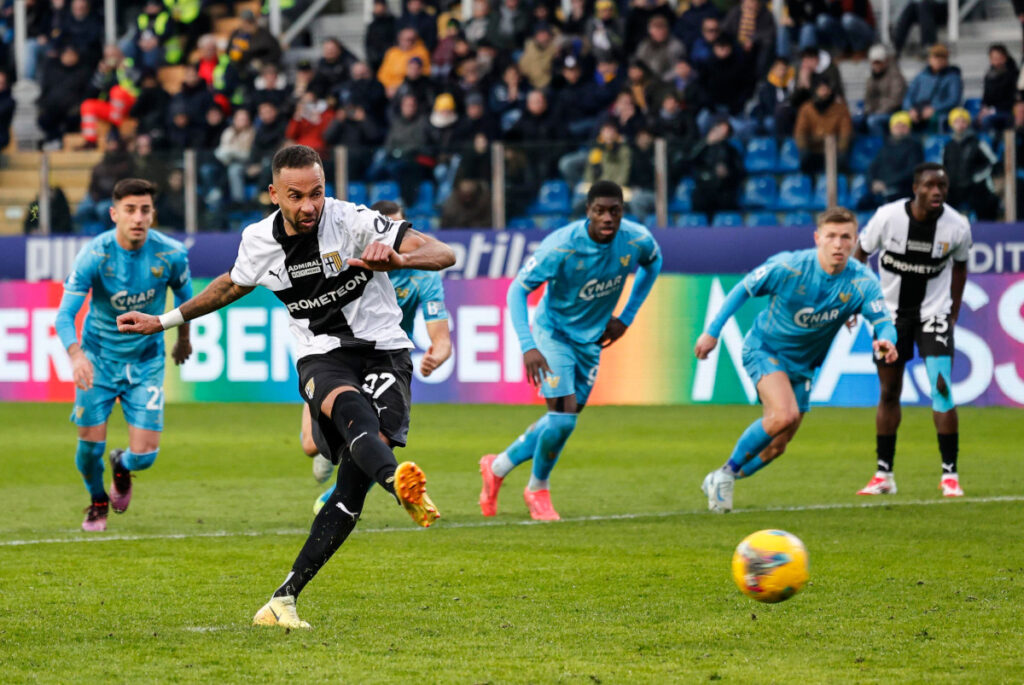 epa11836668 Parma's Junior Hernani scores the 1-1 goal on penalty during the Italian Serie A soccer match Parma Calcio vs Venezia FC at Ennio Tardini stadium in Parma, Italy, 19 January 2025. EPA-EFE/ELISABETTA BARACCHI
